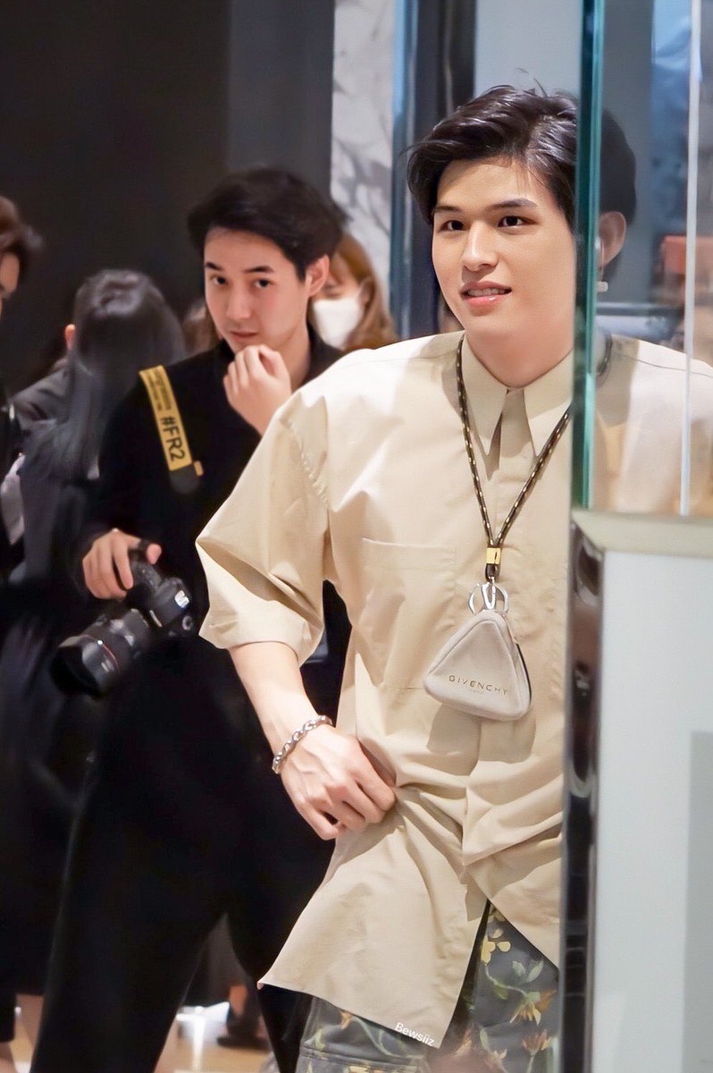 Nathanan28's tweet photo. ไม่รุขายขำหรือขายหล่อ ไม่รุจะโฟกัส
หน้าหรือหลังดี😍@skywongraveee
#สกายขายขำ #skywongravee
#Givenchyss20 #ก้อนเมฆของสกาย https://t.co/2J39lnoztY