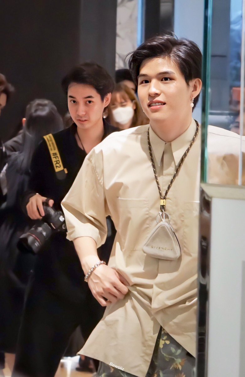 Nathanan28's tweet photo. ไม่รุขายขำหรือขายหล่อ ไม่รุจะโฟกัส
หน้าหรือหลังดี😍@skywongraveee
#สกายขายขำ #skywongravee
#Givenchyss20 #ก้อนเมฆของสกาย https://t.co/2J39lnoztY