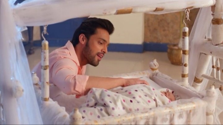 ArchanaPriyaS2's tweet photo. #KasautiiZindagiiKay  the simplicity of this man touches your heart #AnuragBasu the businessman who will go down for his cutie pie. Watching #ParthSamthaan in these kind of scenes is a bliss to watch. He is gonna be a wonderful father for sure ❤ https://t.co/qez5z9BlUk