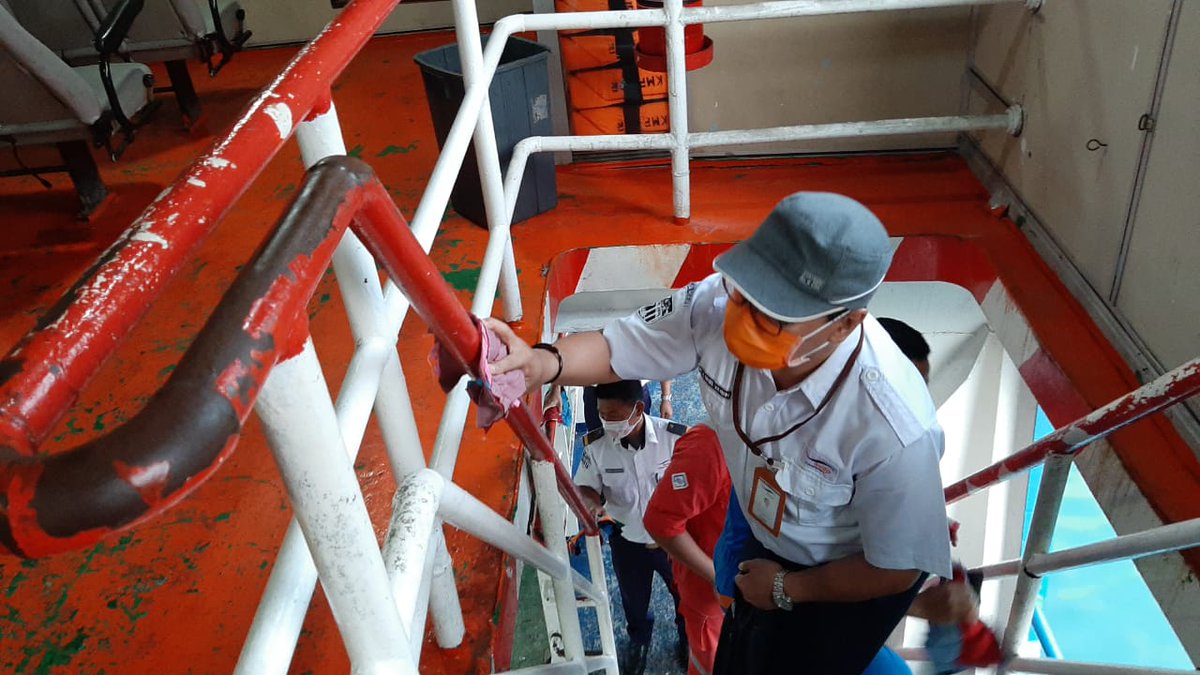 dishub_aceh's tweet photo. Salam #rakanmoda
Hari ini, Selasa (17/3), @asdp191 Cabang Banda Aceh bersihkan sejumlah area di dalam kapal yang bersentuhan langsung dengan penumpang maupun petugas. Upaya ini dilakukan untuk mencegah penyebaran #VirusCorona terhadap penumpang.
#DishubAceh
#CoronavirusOutbreak https://t.co/p3RzMZjkXY