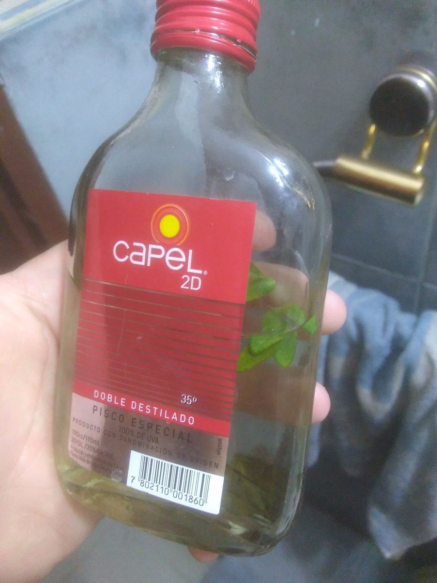 EmaAlassia's tweet photo. Mi vieja preparó el alcohol diluido en esta botella y le puso hojas de menta porque no le gusta el olor.
No sé si piensa lavarse las manos o tomarse un falso mojito. #QuarentineLife https://t.co/eju3V6O5XS