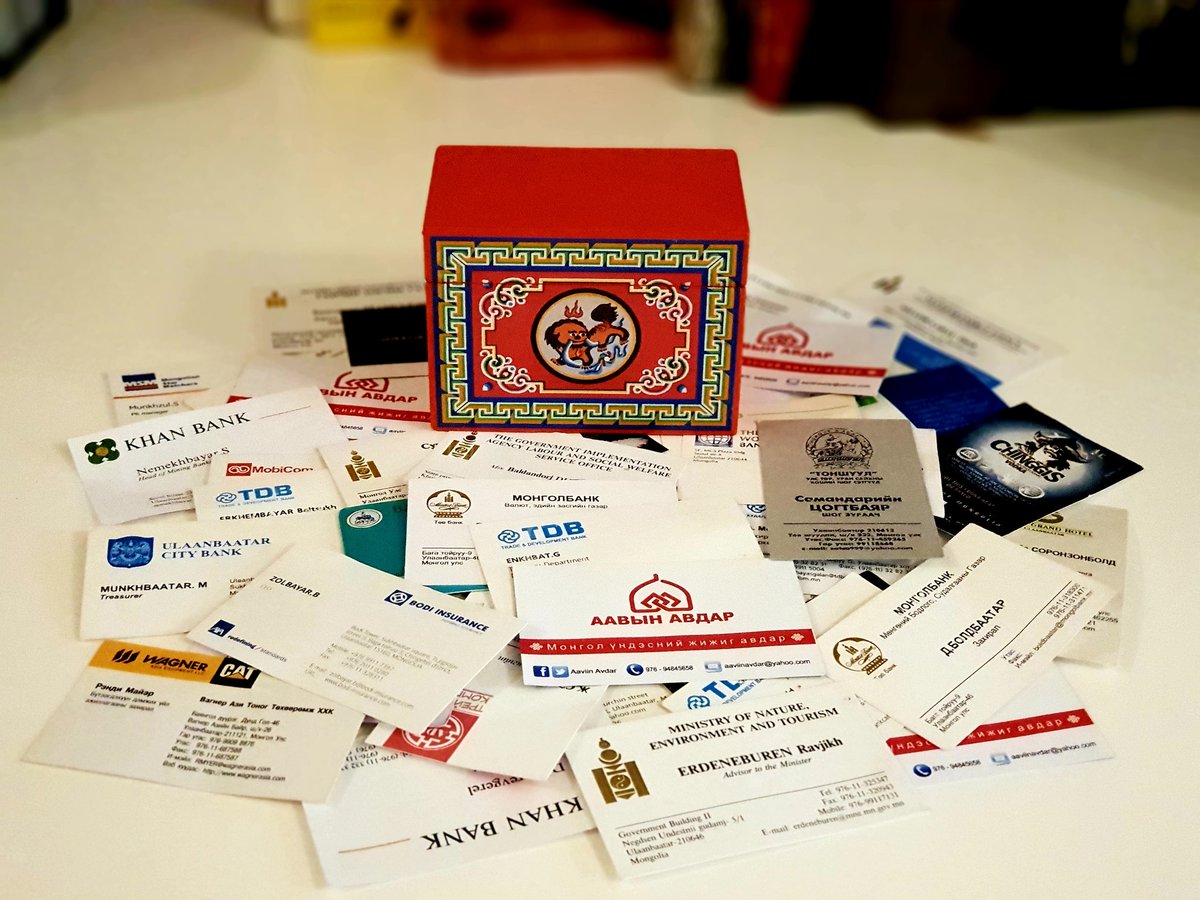 Нэрийн хуудас, бичиг хэрэгслийн зүйл, үнэт зүйлээ хадгалж болох жижиг авдар нь гэр, оффисын ширээний чамин гоёл, эрчүүддээ өгөх нандин бэлэг байх болно.