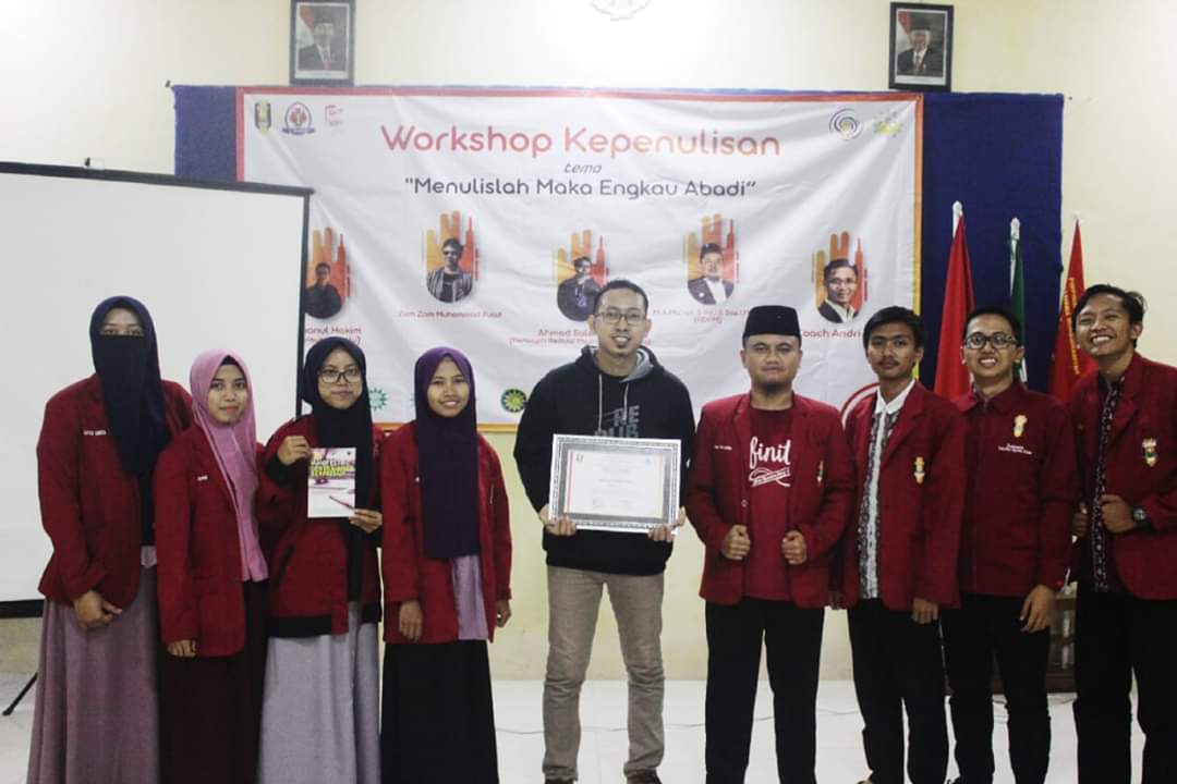 dppimmofficial's tweet photo. Sekbid Riset dan Pengembangan Keilmuan DPP IMM @madshaleh berkesempatan mengisi pelatihan menulis yang diselenggarakan oleh PC IMM Brebes pada Sabtu (14/3).
#InfoIMM
#IMMJaya
#MiladIMM56
#Muhammadiyah https://t.co/oMtxMMIa5q