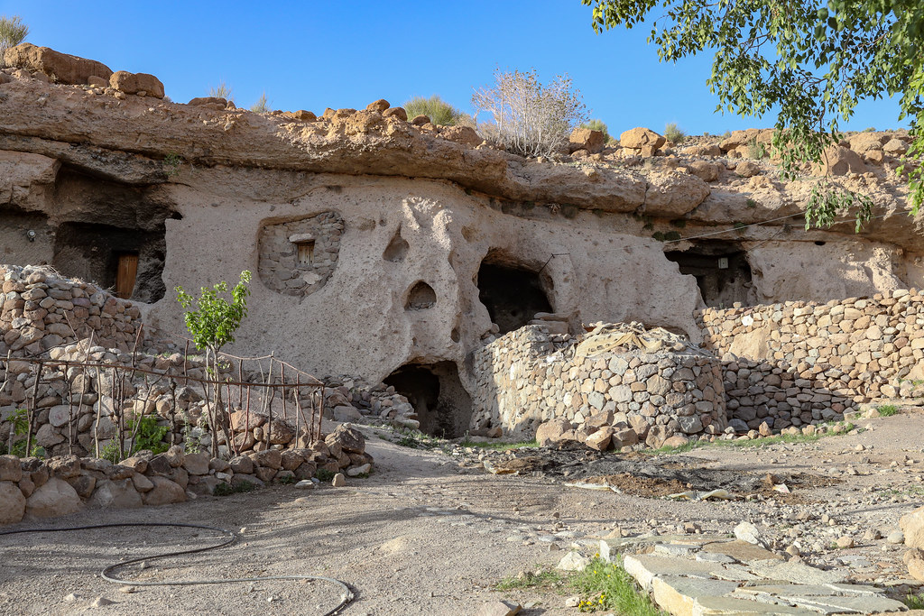 Going back in time again in my Iranian cultural heritage site thread to the ancient village of Meymand in Kerman Province. While in 2006 it still had 673 people living there, it& #39;s history stretches back 12,000 years, some of the hand dug houses have been inhabited for 3000 years.