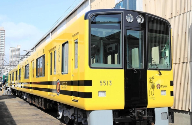 神戸新聞 على تويتر 車両丸ごと タイガース号 阪神電車 つり革にも球団マーク T Co S4zpajkrcc 阪神タイガース 阪神電車 鉄道