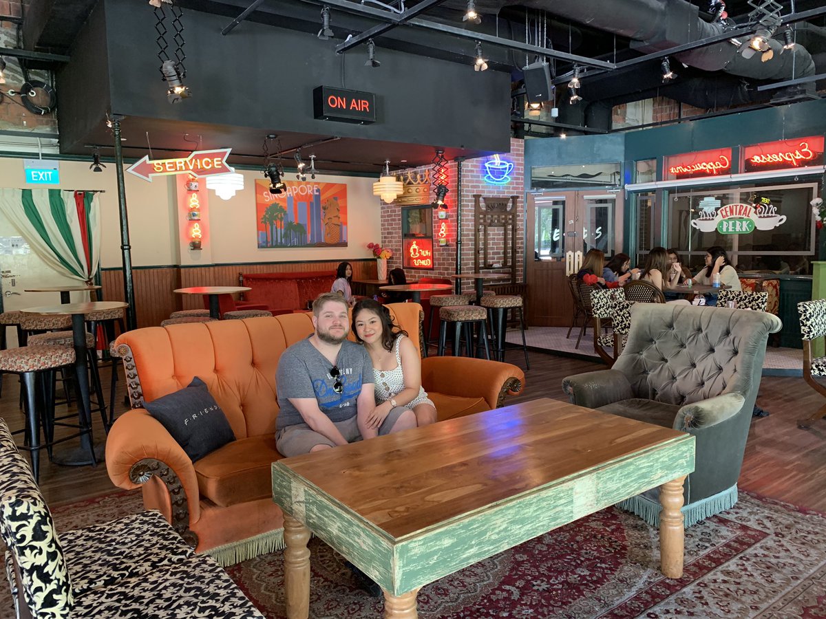 restingBVface's tweet photo. My “lobster” in my favorite sitcom cafe ❤️🥰 https://t.co/XsLpQ6Qgvv
