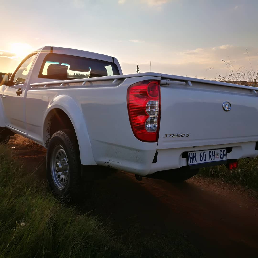 ThamiMasemola's tweet photo. It's been a while since the last GWM Steed was parked in the garage. This facelift Steed 5 has a 2.0-litre turbo diesel worth 78kW and 225Nm, as well as a 5-speed manual.

#GWMSteed5 #GWM #Steed5 #IN4RIDE https://t.co/RCxw8iVGOD