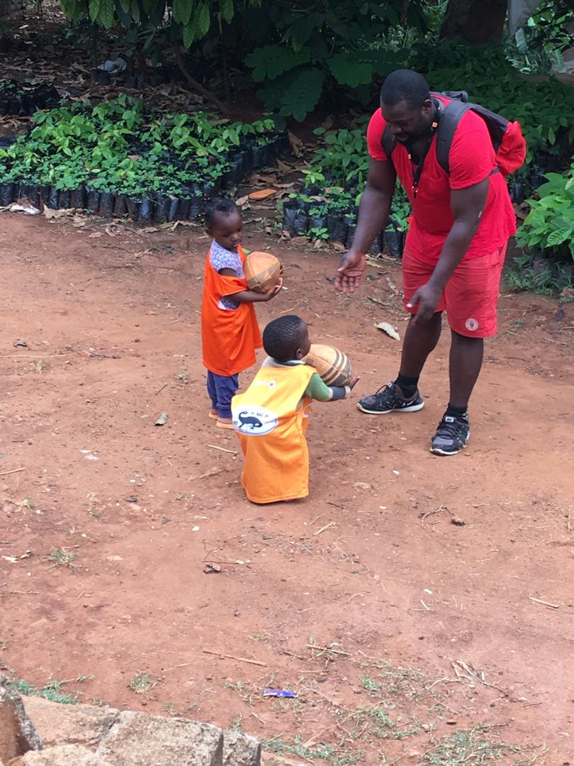 SBetsenAcademy's tweet photo. Enoma ♂️ et Divine ♀️ taquinent le ballon oval 🏉 du haut de leurs 2 ans 👶
Moise, élu meilleur coach rugby par nos champions en herbe ✌
#SBARugbyForKids #SBARugbyKids #RugbyForKids #RugbyKids #Rugby #RugbyForDevelopment #RugbyPourTous #éducation #égalité #Yaoundé #Cameroun https://t.co/HsVDFJvEmV