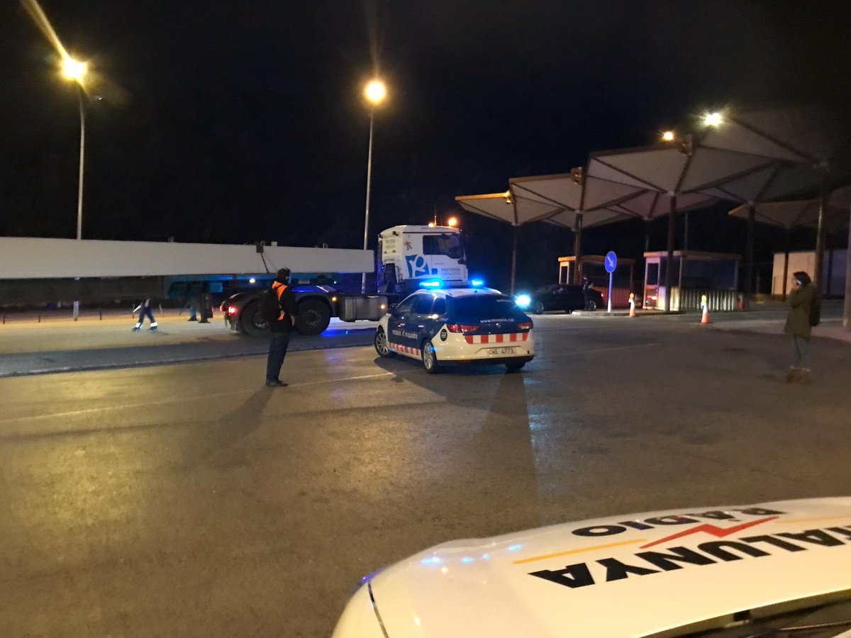 Cati_Girona's tweet photo. Controls estrictes a turismes i pas fluid per als camions a l'entrada a l'estat espanyol per #LaJonquera i #ElPertus. https://t.co/TslE6Qg6RN