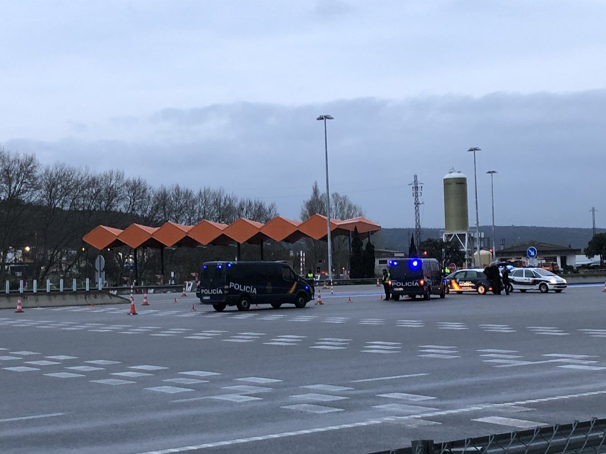 Cati_Girona's tweet photo. Controls estrictes a turismes i pas fluid per als camions a l'entrada a l'estat espanyol per #LaJonquera i #ElPertus. https://t.co/TslE6Qg6RN