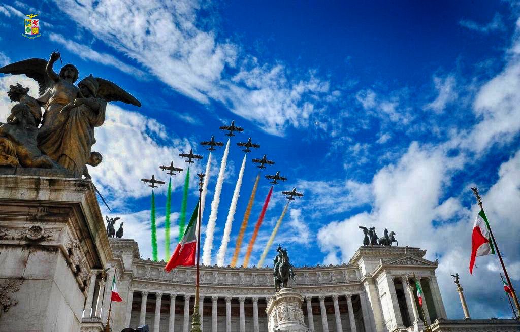 Celebriamo la giornata dell'Unità Nazionale, della Costituzione dell'Inno e della Bandiera con una foto delle <a href="/FrecceTricolori/">Frecce Tricolori</a>, simbolo della forza e del lavoro di squadra che l'Italia sta impiegando in questo periodo nella lotta al #Covid19, realizzata l’anno scorso a #Roma