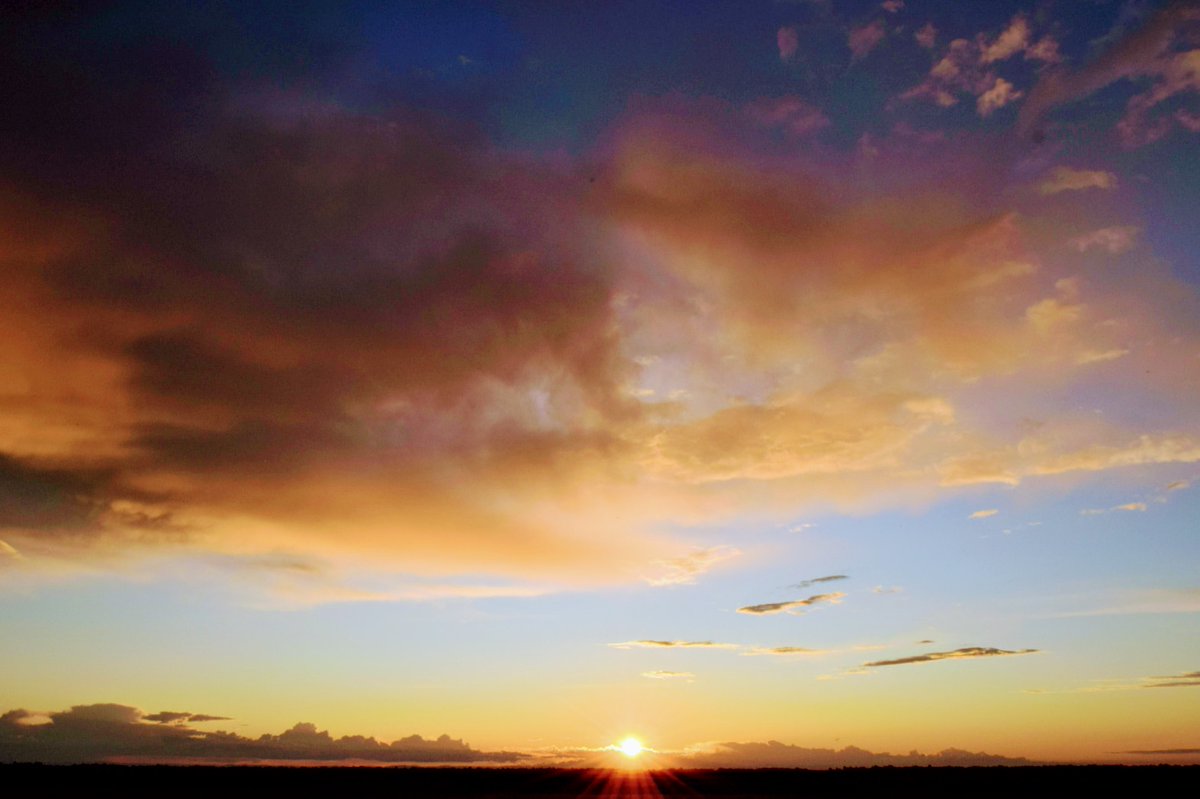 andyjump1118's tweet photo. A #series of #sunset #photos to end a #chaseday on 3/12. @sunset731 @sunset_wx @sunsetsunrisehr @StormHour @NWSHanford @ACloudReporter @CloudAppSoc #sunsetweather #settingsun #sunandclouds #redorangeyellowsunset #valleysunset #hxnspotter https://t.co/TtbwiEq3w8