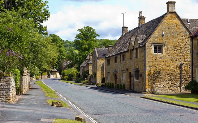 londontoolkit's tweet photo. Want to visit one of the most beautiful areas of England? We have a great blog detailing a trip we took to the Cotswolds on a private tour. Find out what it is like being on a private tour and discover the beauty of the Cotswolds. https://t.co/iVURKyyb2b #cotswoldstour #cotswolds https://t.co/4YQuagay7Q