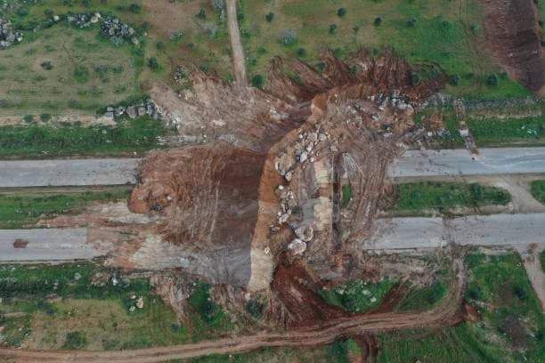 OGNreports's tweet photo. #Idlib
Some Mujahideen fighters have completley blocked the M4 by Al-Nayrab which does not allow access to the highway from regime held areas. These earth mounds have been put in place to stop the Russian occupation from carrying out patrols. https://t.co/cbxkWHdJt0