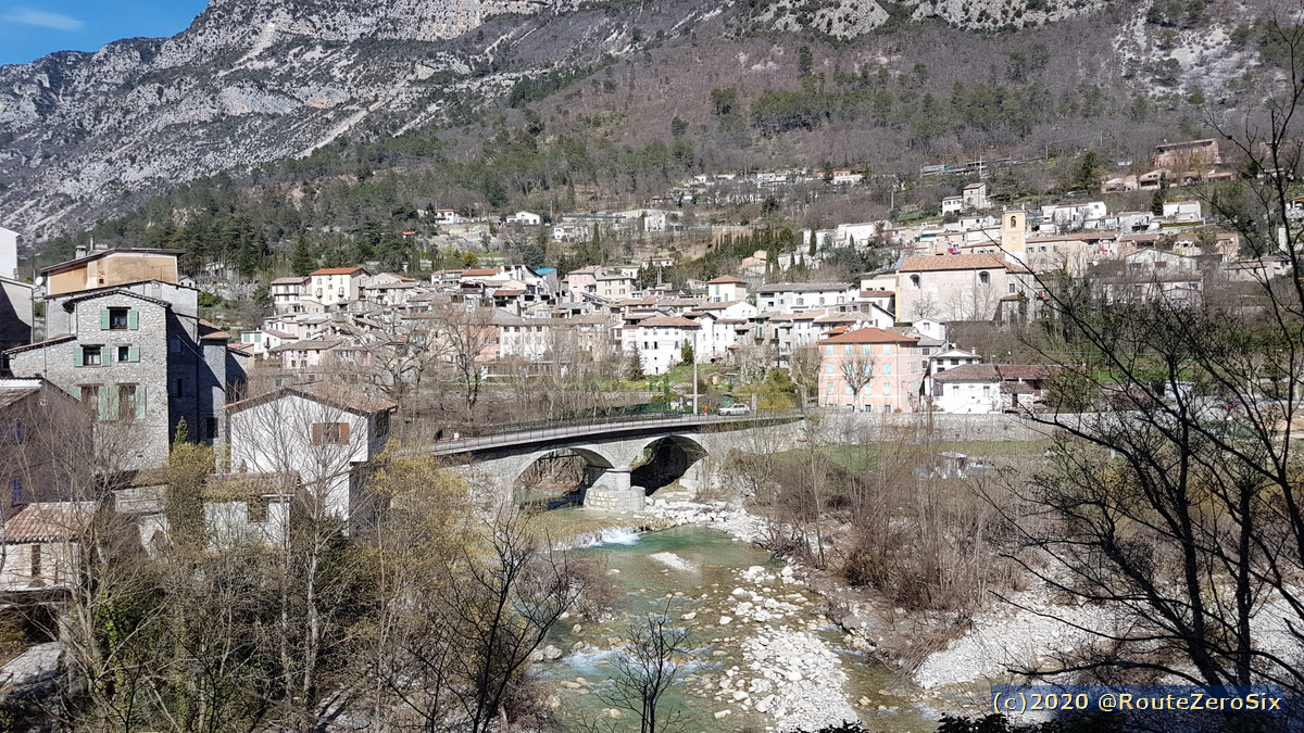 La Roque-en-Provence surmontée de sa chapelle Saint Pétronille et Roquestéron (Alpes Maritimes).

#AlpesMaritime #CotedAzurFrance #ResterChezVous <a href="/tourismepaca/">Photos-Provence</a>