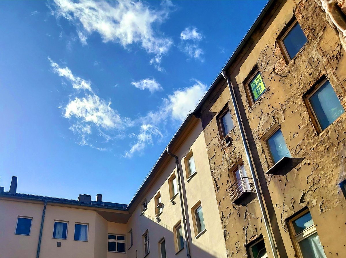 Setzen uns die Investoren (Schönhauser Allee 69 Berlin GmbH, Geschäftsführer Itai Amir/Rom Zalel) jetzt trotz Corona Baugerüste vor die Fenster und haufenweise Handwerker ins Haus ? Und warum 1 Jahr Parkverbotschilder für 4 Wochen Instandsetzungsarbeiten ? schoenhauser.home.blog/aktuelles/