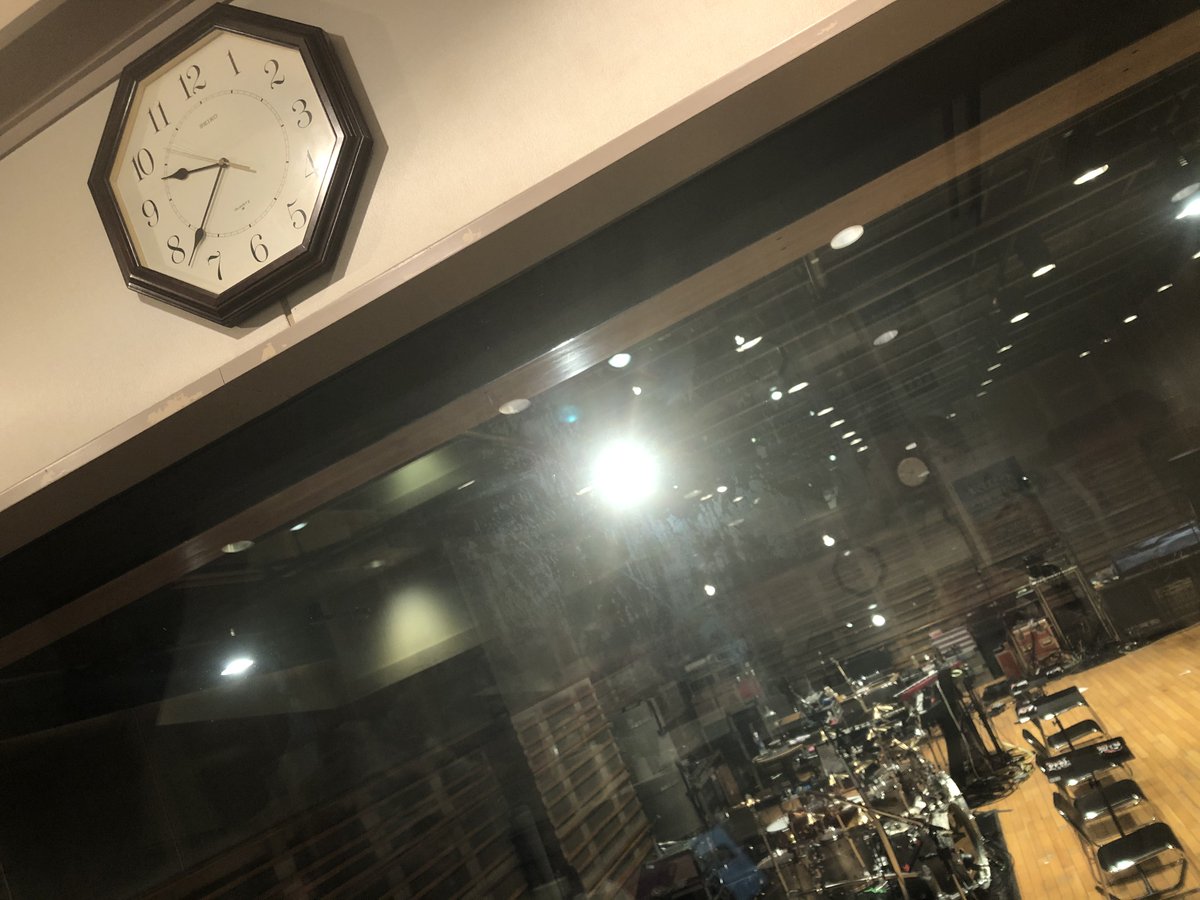 なんと‥‥３年半振り‥ご無沙汰してます。JAM Project 20周年記念ライブ『The Age of Dragon Knights』ツアー　リハーサル始まってます！　今日はバンドのみ‥‥９時間ぶっとーしです！！　終了後バンドメンバーはぐったり‥‥かなりの分量（？）　いよいよ明日はメンバー入りなのだ！ #jamproject