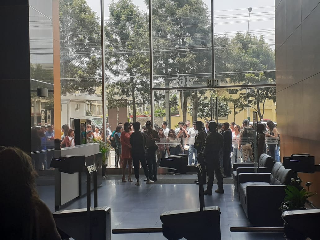 valezuzu's tweet photo. @noticiAmerica @MavilaHuertasC  necesitamos su ayuda están haciendo laborar a call center de ventas a ecuador lo cual es una obligación y nos pide. Mentir  #Quedateencasa https://t.co/L8G4JZgYKj