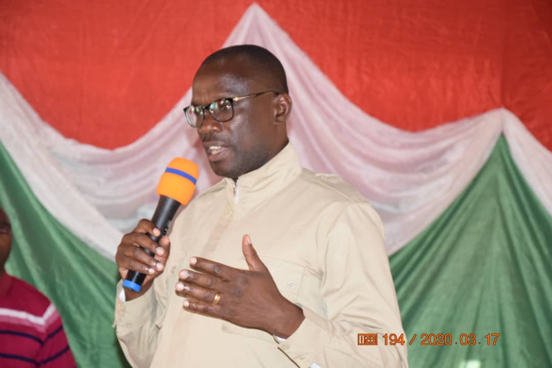 RTNBurundi's tweet photo. #Burundi le Président du @burundi_senat @R_Ndikuriyo effectue une visite de travail dans la zone #Ndemeka,commune #Gisuru @RuyigiProvince.Au cours de cette visite,@R_Ndikuriyo demande à la population de changer de comportement & de mentalité pour arriver au développement durable. https://t.co/k5VqJ5IK68