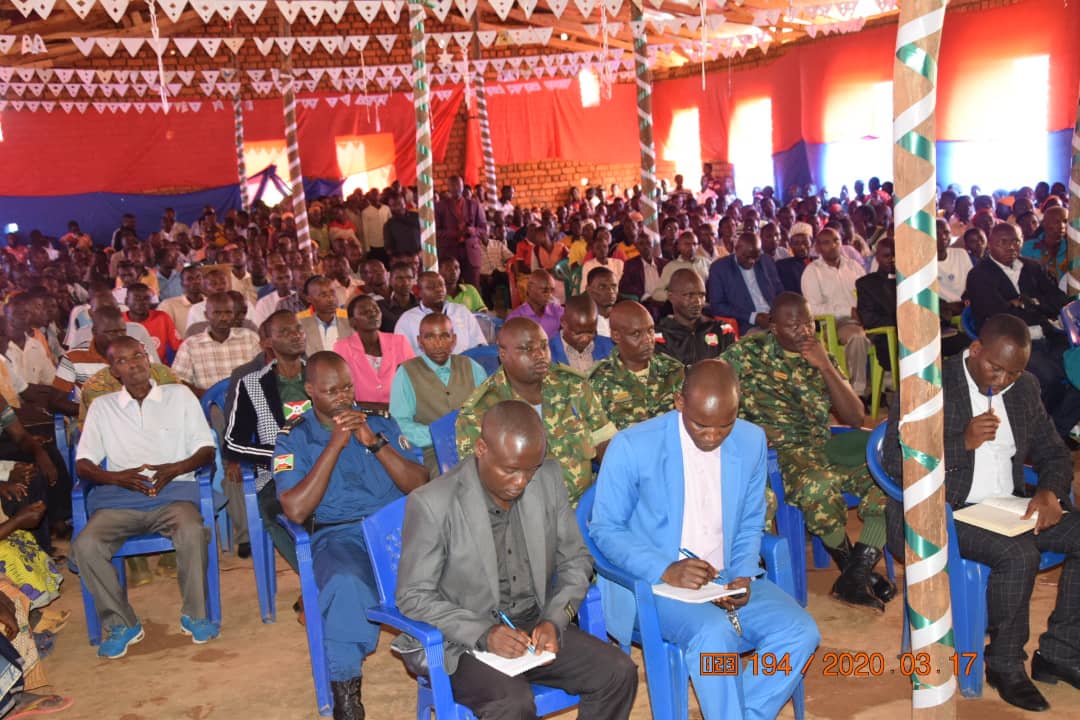 RTNBurundi's tweet photo. #Burundi le Président du @burundi_senat @R_Ndikuriyo effectue une visite de travail dans la zone #Ndemeka,commune #Gisuru @RuyigiProvince.Au cours de cette visite,@R_Ndikuriyo demande à la population de changer de comportement & de mentalité pour arriver au développement durable. https://t.co/k5VqJ5IK68