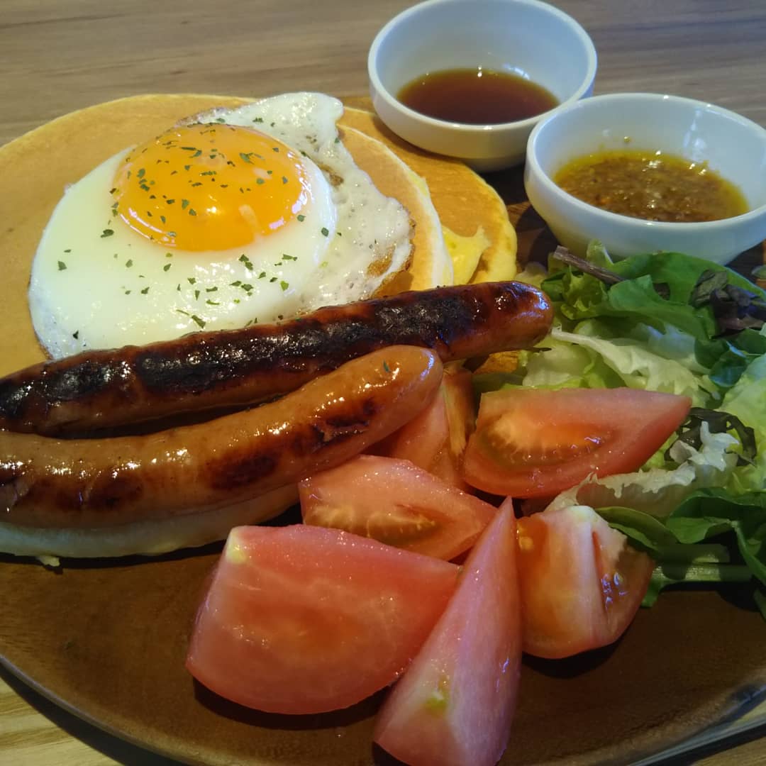 Kojishimura's tweet photo. パンケーキ食べたい🥞
パンケーキ食べたい🎵
パンケーキ食べたい🎵
と言ってもスイーツではな
くザーター&amp;チチの食事パ
ンケーキ。
メープルソーセージエッグ
のパンケーキ。
玉子、ソーセージとパンケ
ーキの相性がグッド⤴️
 
#ザーターチチ #ハナサキマルシェ #海洋博公園近く #タピオカ #パンケーキ https://t.co/pX9Wskui9v