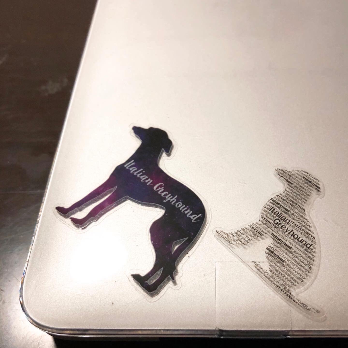 Peace Ig Twitterissa イタグレシルエットのステッカー人気なのはこちらの2点 星々が散りばめられた空間にイタグレ の文字が書かれたもの イタリアングレーハウンドとフォントを変えて細かく配置されイタグレシルエットを作り出したもの 貼る所