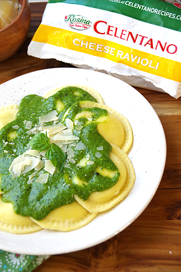 #ad It's #FrozenFoodMonth!  Check out this #GREEN  creamy spinach pasta sauce recipe and enter to #win 5 Celentano coupons from <a href="/RosinaFood/">Rosina Food Products</a>  valued at up to $5.99 each:   turningclockback.com/creamy-spinach… #celentanopasta #easyrecipe #MFFM2020 #StPatricksDay2020