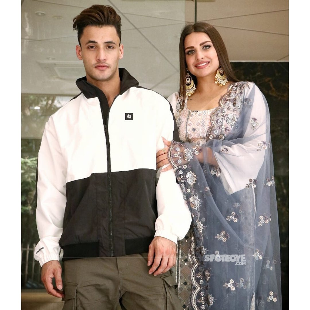 Spotboye's tweet photo. They Look So Beautiful Together! #AsiManshi ❤️

#AsimRiaz | #HimanshiKhurana | #KallaSohnaNai | @TeamAsim8811 | @imrealasim | @realhimanshi | @asimanshi_world https://t.co/gIF7w7pgcp