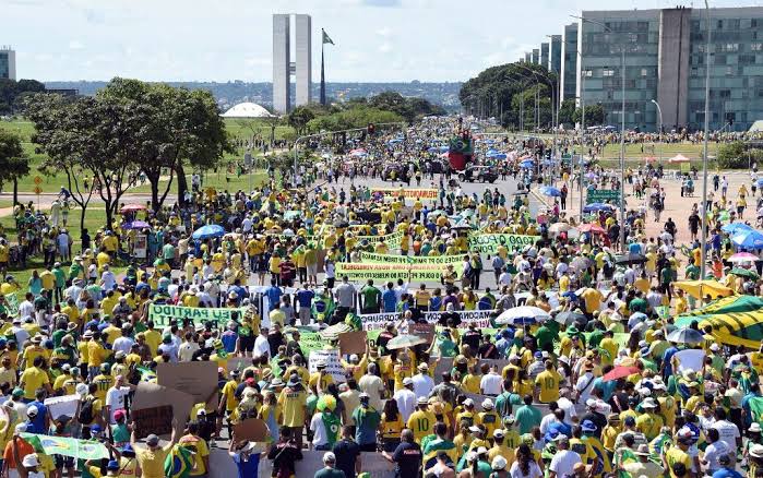 RafaelGoSouza's tweet photo. Sejamos direto: se mexerem com o nosso PR @jairbolsonaro, legítimamente eleito, nós também nos sentiremos no direito de fecharmos o que não nos convém, mais especificamente: @SenadoFederal e @STF_oficial. Por isso é bom cada um baixar a bola e conversar civilizadamente! 😒 https://t.co/OYLe4sCQCn