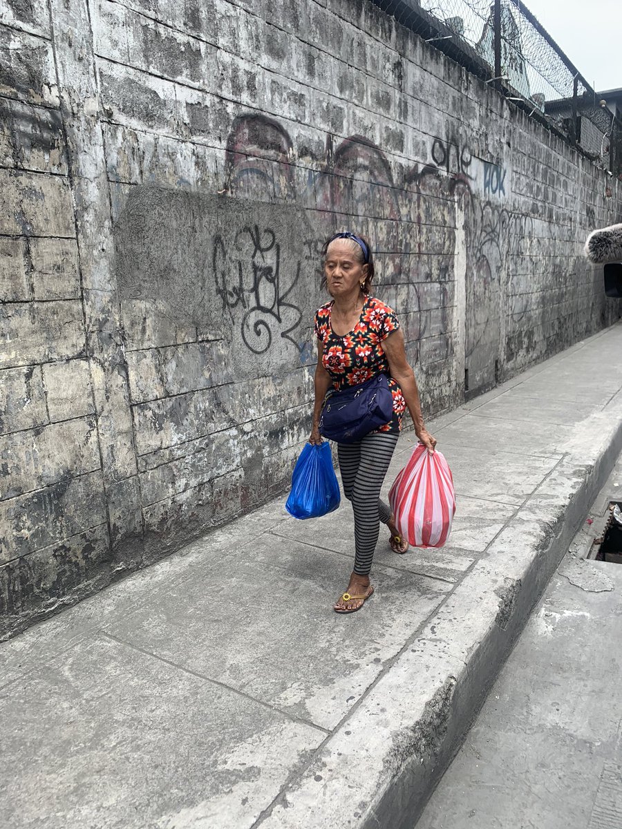 Nikobaua's tweet photo. She was alone carrying these two heavy bags of vegetables. I felt guilty that I wasnt able to bring her home. Unfortunately I had a scheduled interview in cityhall which I couldnt cancel. She’s just one of the many who had to walk today because they needed to earn. https://t.co/ewYMOMxOi8