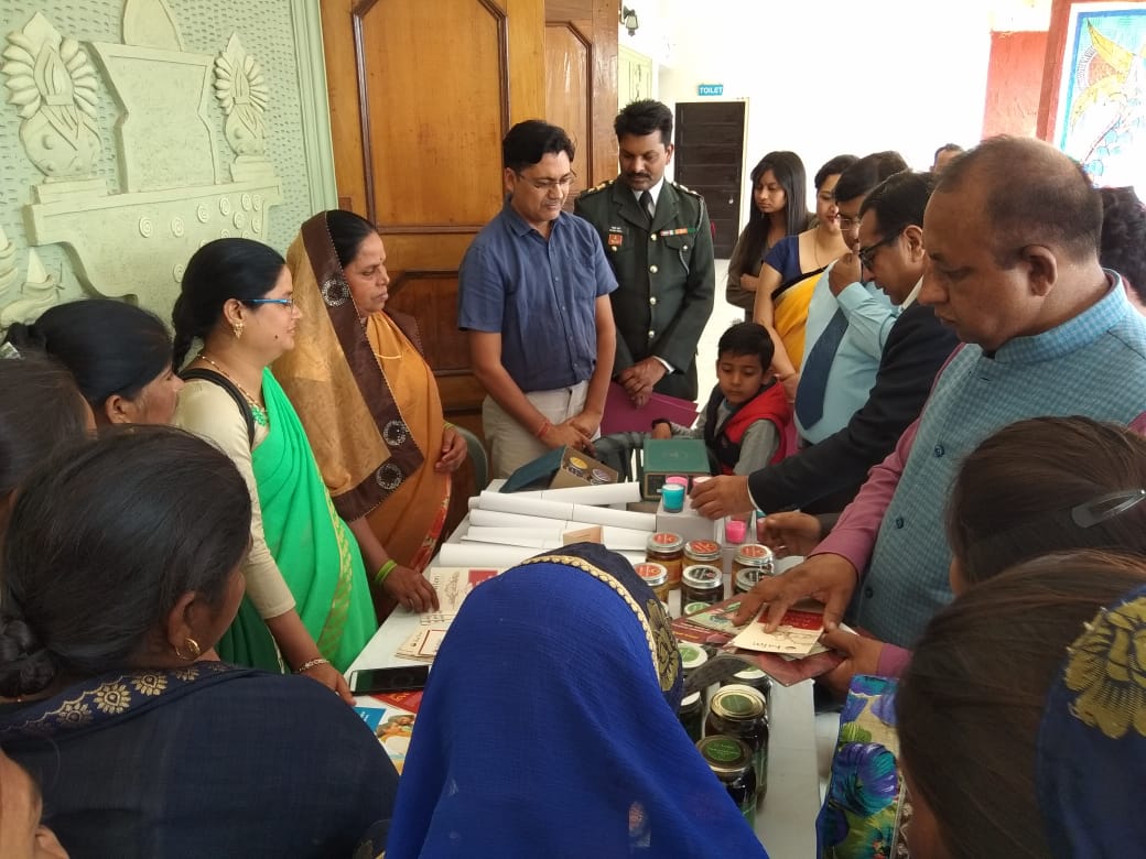manjari_org's tweet photo. Our team participated in a panel discussion on ‘Choosing entrepreneurship as a career’ along with some experts frm banking &amp; industry &amp; some successful entrepreneurs at Rastriya Military School, Dholpur. Some case studies of women entrepreneurs were shared with students
@aesanjay https://t.co/pGcfVUYWUA