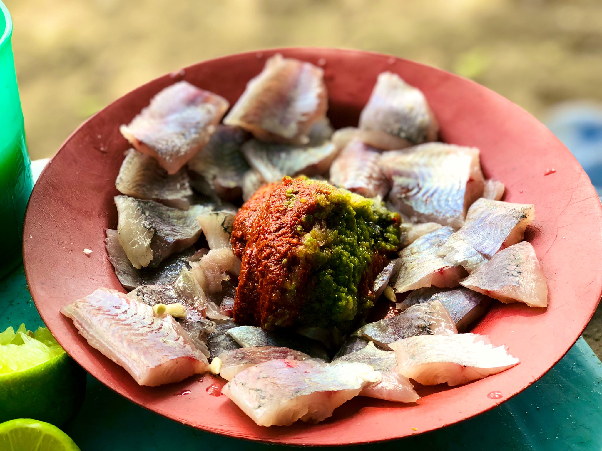ট ইট র 横山 凡 アフリカのコミュニティを作る人 エチオピアのアワサで食べられるティラピアの刺身 エチオピア独特のアレンジの効いたスパイスと共にいただくとマジで絶品 内陸国でも生魚を食べるのが普通に驚きなんだけど さらにこれを朝食で