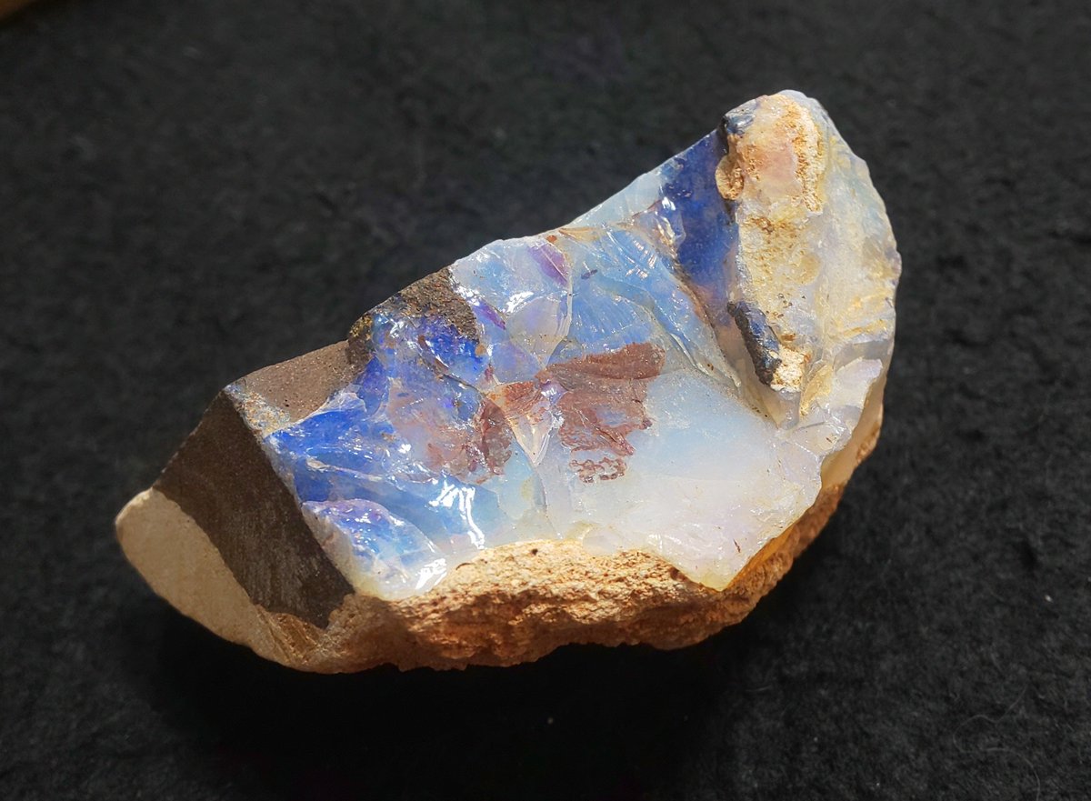 クリスタルワールド立川店 Sur Twitter ボルダーオパール オーストラリア産 砂岩が混ざった 褐鉄鉱にしみ込んだオパール オパールの層が薄いために オパールだけを取り出すのは至難のわざ そのため母岩付きで流通します ボルダー とは 母岩 意味