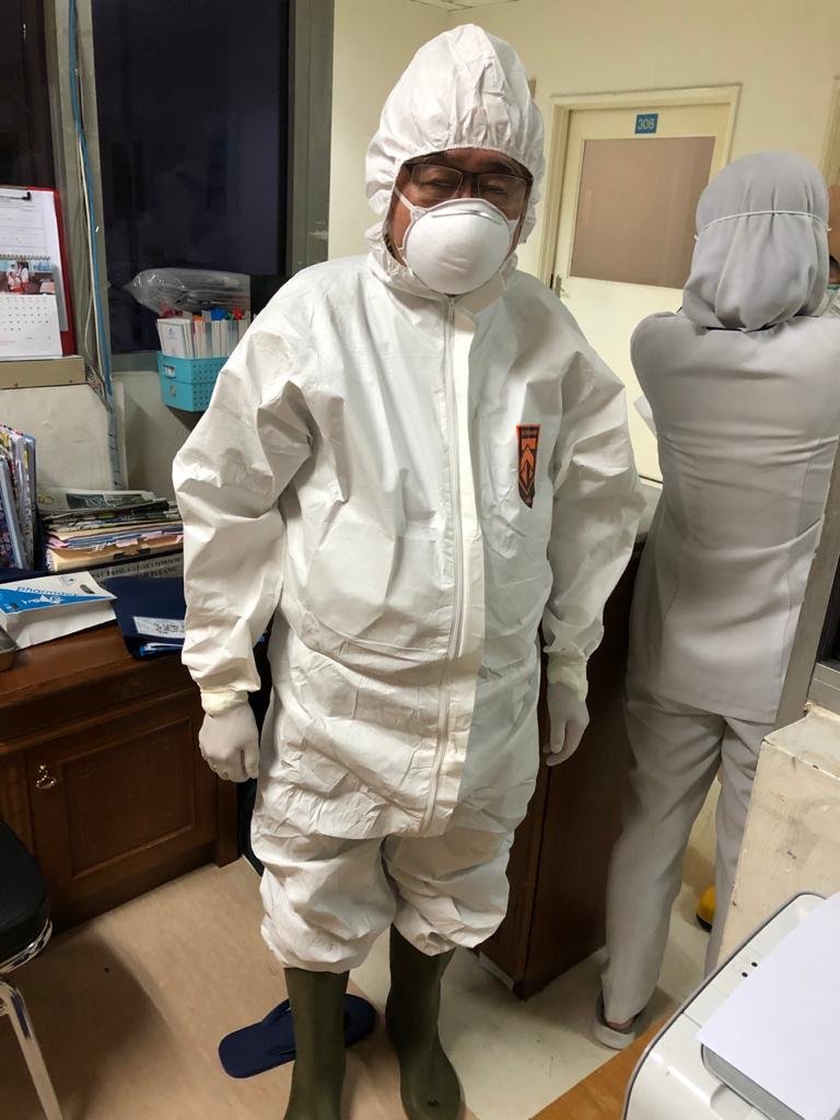 Salah satu dokter yg handle covid19, dokter Handoko Gunawan ahli paru di Graha Kedoya usia sdh mendekati 80

Anak anaknya udah saranin jgn ikut terjun krn sudah tua

Jawab beliau:
"Kalau sy mati jg gpp, tua, masih bisa melakukan hal yg berguna bagi org banyak" 😰