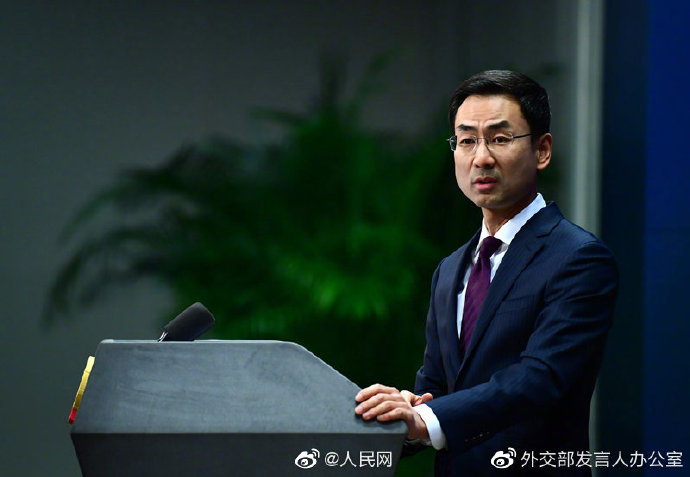 PDChinese's tweet photo. 【外交部回應特朗普所謂中國病毒】中國外交部發言人耿爽：“近來，美國一些政客把新冠病毒和中國相聯繫，這是對中國搞污名化，我們對此強烈憤慨，堅決反對。我們敦促美方立即糾正錯誤，並停止對中國的無端指責。https://t.co/SqdtBSwDSs https://t.co/c73FrJcdMx