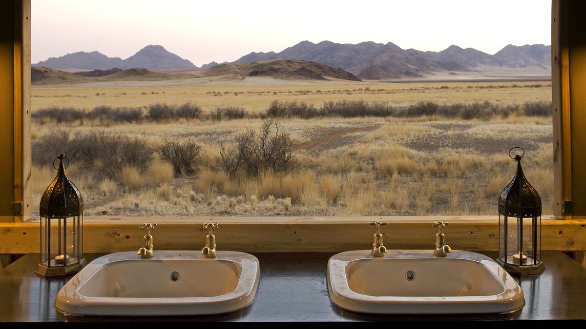 Bathroom view goals at <a href="/Wolwedans_NAM/">Wolwedans Namibia</a> 😍

Find out more about this remote luxury lodge in #Namibia here: classicsafariafrica.com/namibia/boulde…

#LuxuryLodge #Safari #NamibDesert #LuxuryTravel