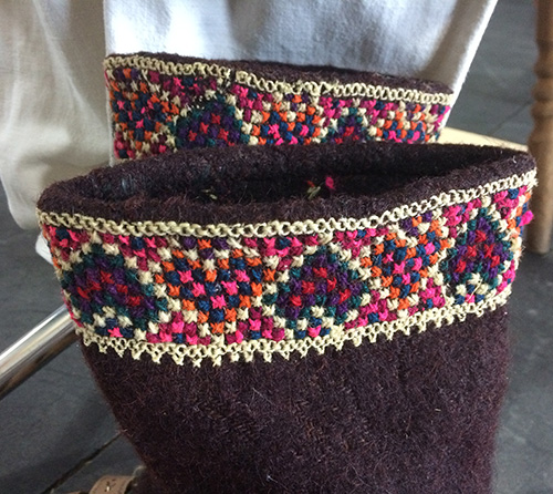 nat_clothing's tweet photo. Men’s #leathershoes called “#postoly” from western #Ukraine (#Carpathian region). They are worn with special wool #legwrappings (festive ones are decorated with #embroidery on the upper edge). This #footwear is embellished with cutting and stamping
#folkshoes #wool_leg_wrappings https://t.co/TWJOl5bgHz