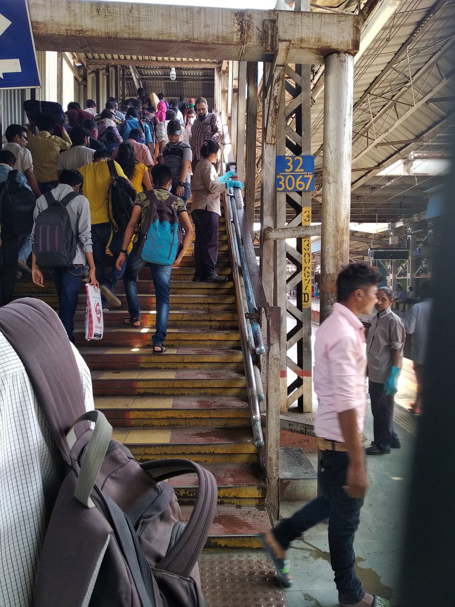 #INDIAWillFightItTogether
Hatsoff to the All Workers who are trying hard to keep Railway Stations clean to avoid any further Infection.
#ThaneRailway Thank you for taking PreventiveMeasures so that #Commuters can Travel hassle free.
 @RailMinIndia @narendramodi @MoHFW_INDIA