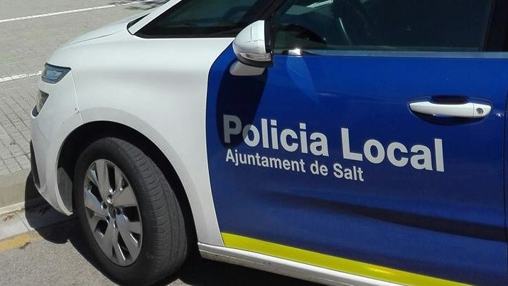 ViladeSalt's tweet photo. La @PoliciadeSalt ha començat a denunciar per les restriccions de l'Estat d'Alarma amb sancions greus (de 600 a 30.000 €) 

Establiments: 1⃣0⃣ ordres de tancament /informatives 

Persones: 1⃣8⃣ denúncies per circular per la via pública sense ser imprescindible

#Salt #Covic_19 https://t.co/ly6BePEraA