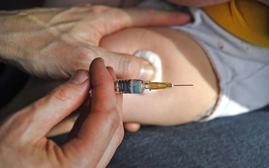 le_Parisien's tweet photo. Une lueur d'espoir. Le premier essai clinique pour tester un vaccin contre le nouveau #coronavirus a débuté aux Etats-Unis. Il faudra encore un à un an et demi avant que le vaccin soit disponible, si tout se passe comme prévu > https://t.co/BB2oXE77EI https://t.co/00DpODVfTp