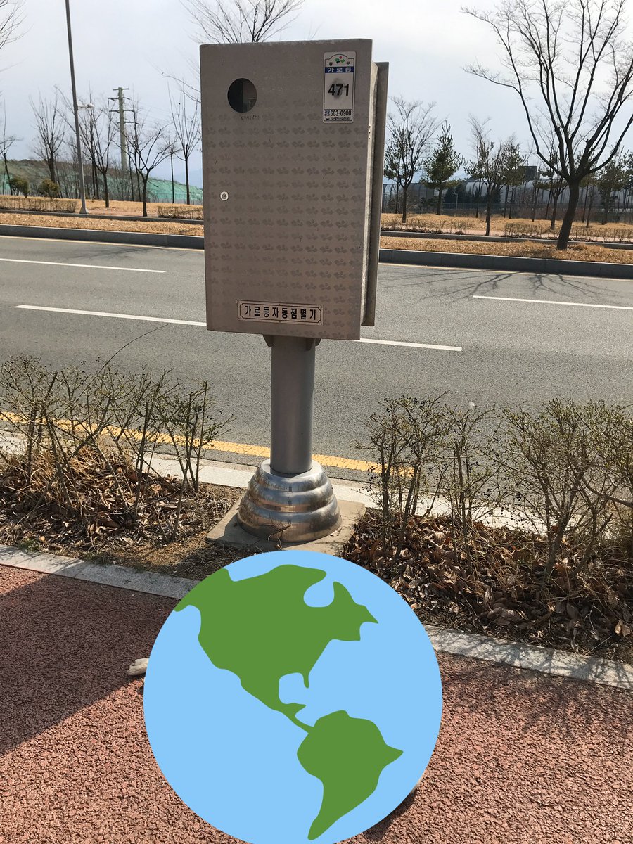 RT부탁드립니다) 작년부터 들개가 많아 동네 아주머니가 챙겨 주시다가 개체수가 계속 늘어나 올라가보니 할아버지 한분이 방치하며 키워 현재 대충 파악된수만 20마리 정도입니다. 사진에 보이듯이 새끼강아지들은 6마리중 4마리가 죽고 2마리가 살아있습니다.