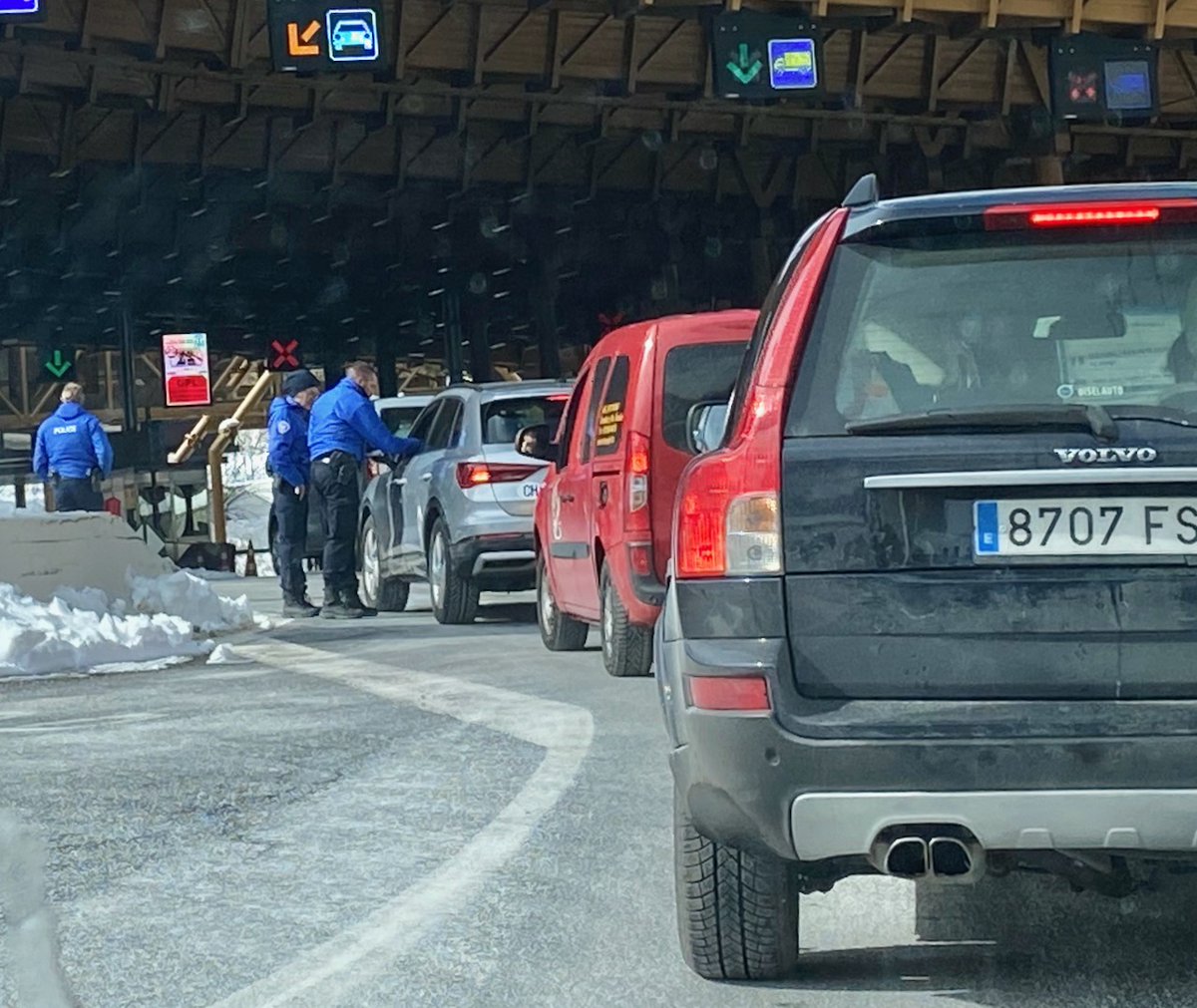 planetski's tweet photo. Dash to leave French ski resorts and get out of the county as strict new travel rules come in at mid-day.

UPDATE: https://t.co/WkukkpwxIj

#CoronavirusFrance #CoronaVirusUpdates https://t.co/a7ICvPAyLP