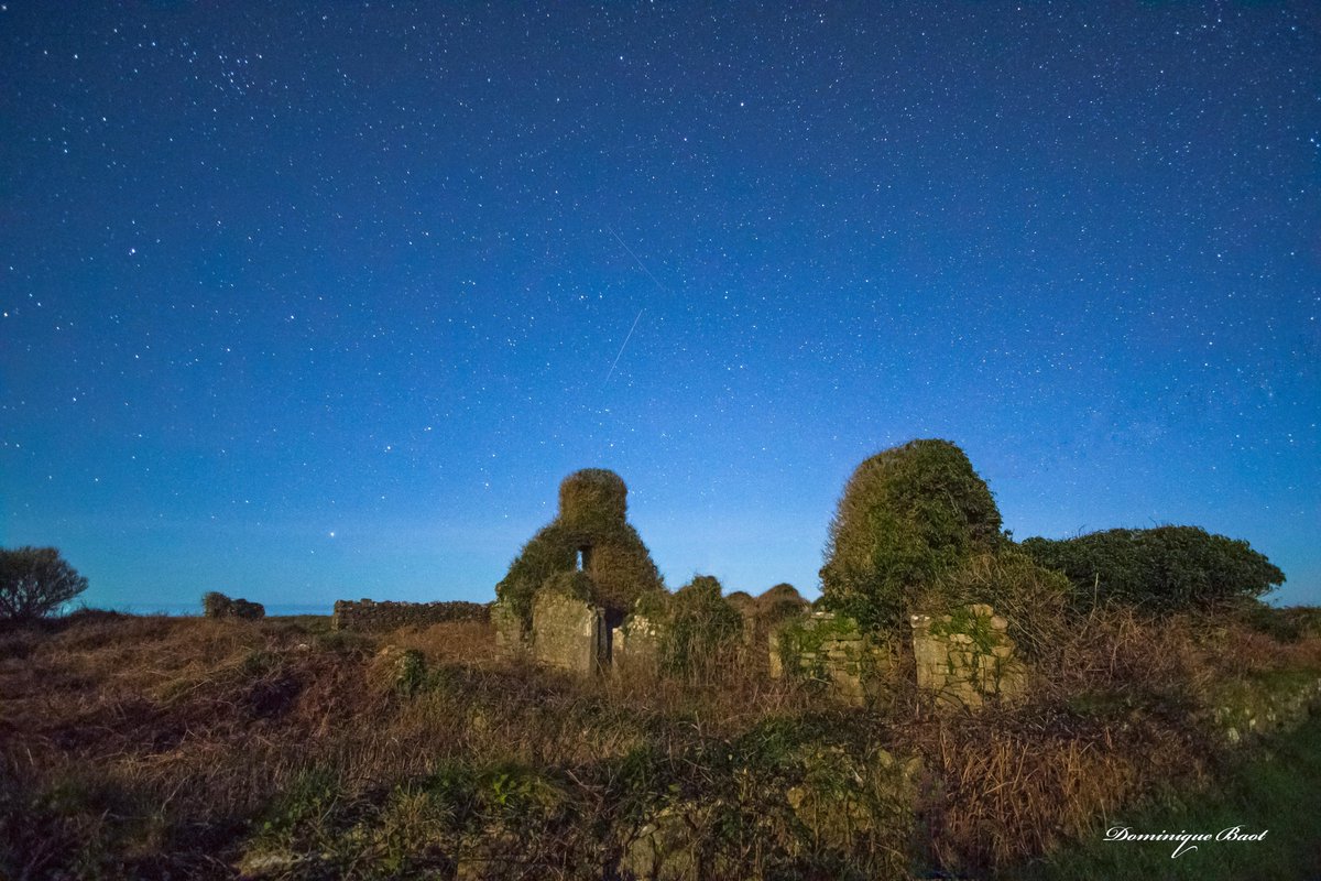 OuessantPhoto's tweet photo. Cela faisait longtemps, une balade nocturne à la belle étoile et surtout pas de vent, quel plaisir. #nuit #étoile #ouessant #île #dominiquebaot #ouestfrance #meriroise #magnifiquebretagne #régionbretagne #letélégramme https://t.co/nkmpj32I2G