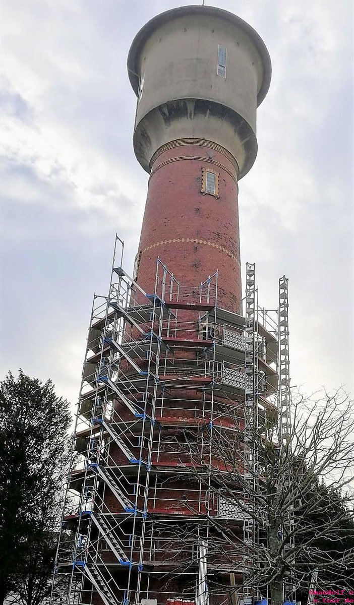 Der Wasserturm wird eingerüstet.