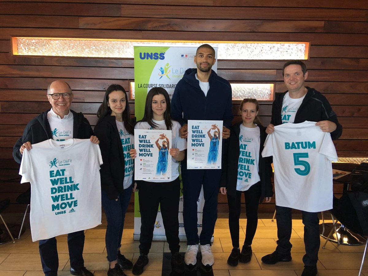 phildheu's tweet photo. 3 ans déjà !!! #LeDefit @unss nous emmenait chez @nicolas88batum #Charlotte USA pr récompenser nos actions sport santé 😍
Éternel respect et Merci @lpetrynka @chrisluczak @ckashema et la Team Batuuuum !
Extraordinaire pr les 3 filles du 93 👏👏👏✊
Eat Well drink Well Move https://t.co/nBiQlTdQFk