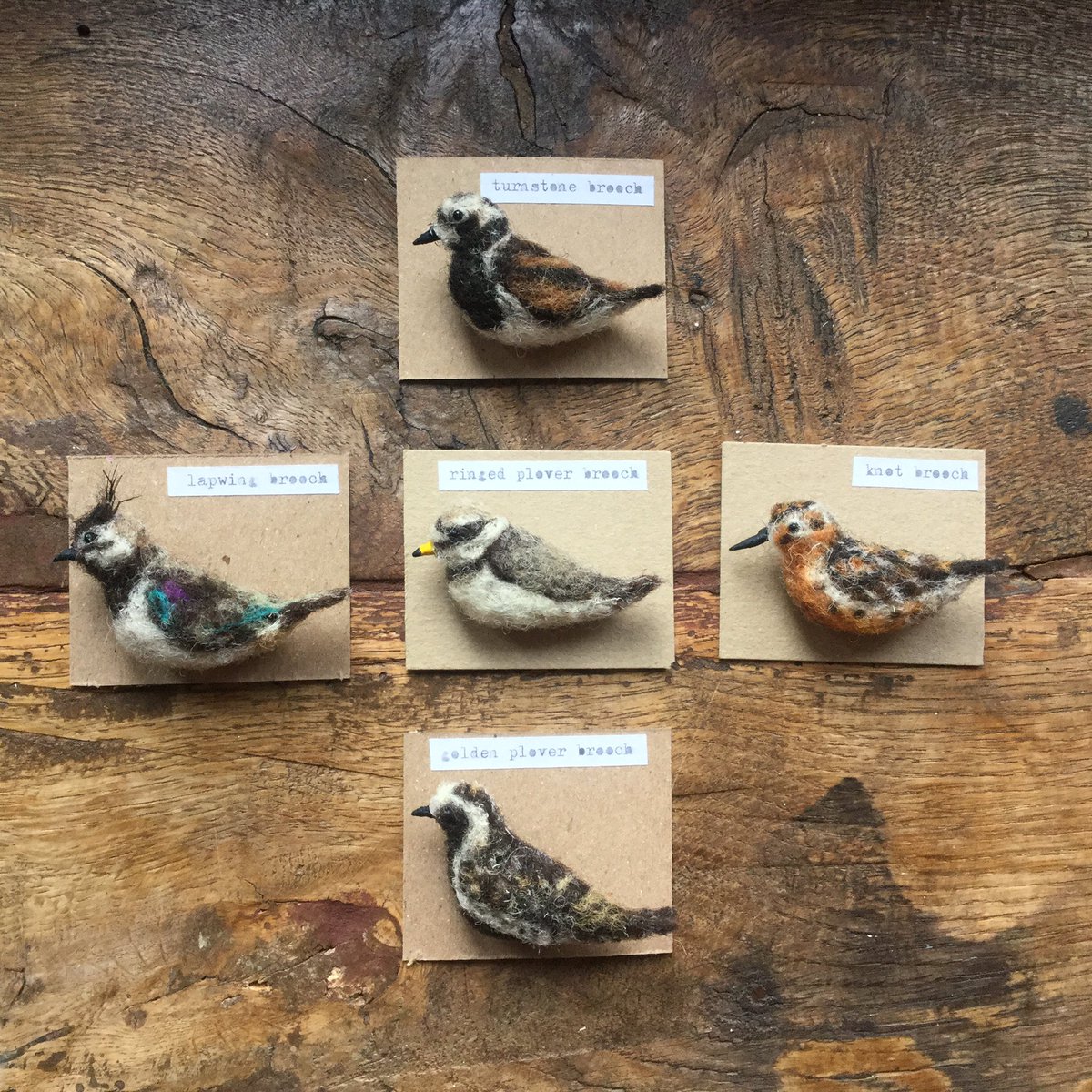 Sneak preview at some of the new wader brooches I have been working on
#turnstone #lapwing #ringedplover #knot #goldenplover .
.
#needlefelt #waders #britishwaders #feltbirds #britishbirds #birdlover #feltartist #needlefeltingartist #wetlands #feltbrooches #wildlifeart #wildlife