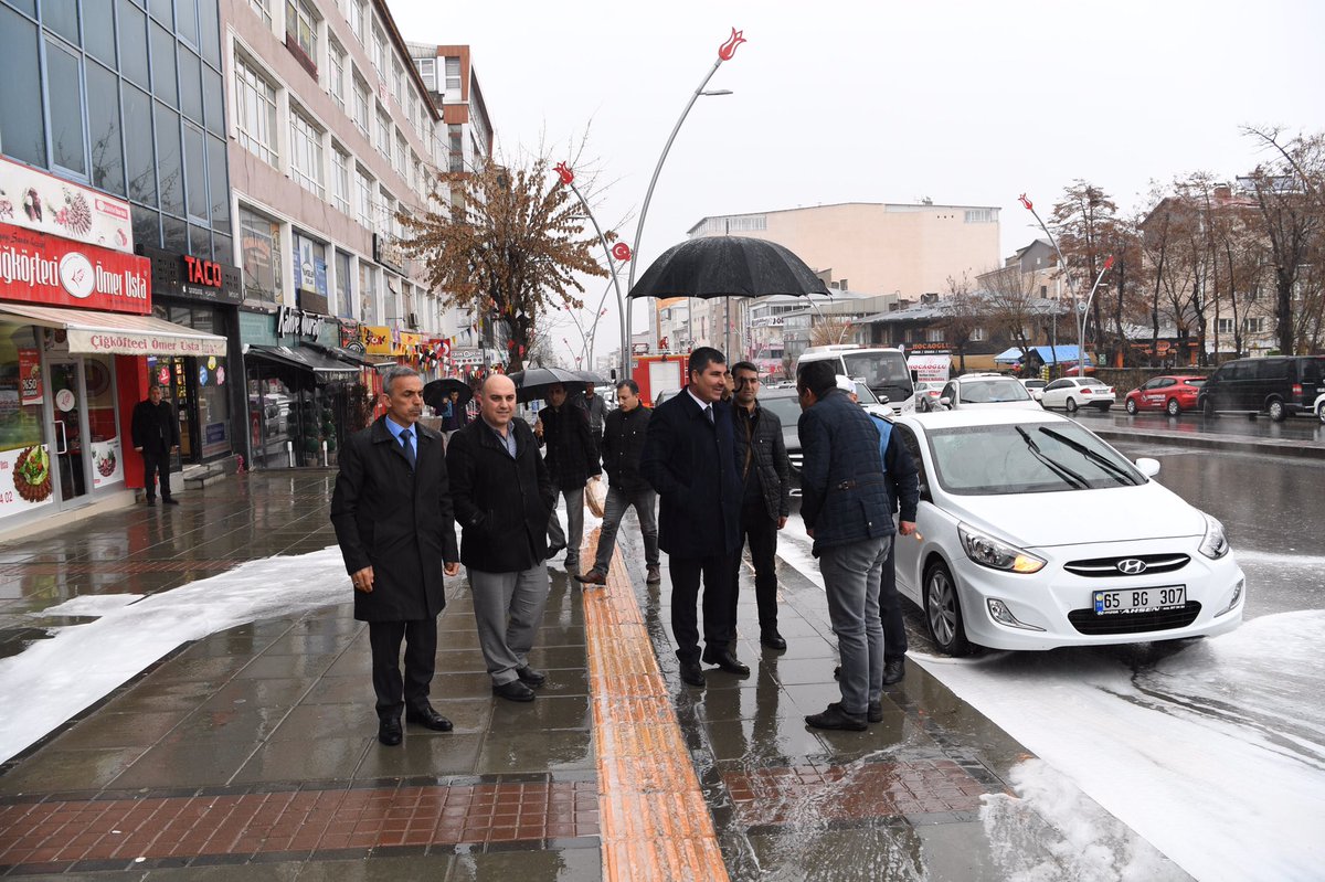 Feyat_ASYA's tweet photo. Küresel anlamda hayatı olumsuz etkileyen salgın hastalıklara karşı tedbirlerimizi almaya devam ediyoruz. Bu kapsamda İtfaiye ekiplerimiz cadde ve kaldırımları köpüklü su ile yıkayarak dezenfekte ediyor.
+++ https://t.co/l65P2LcaEf