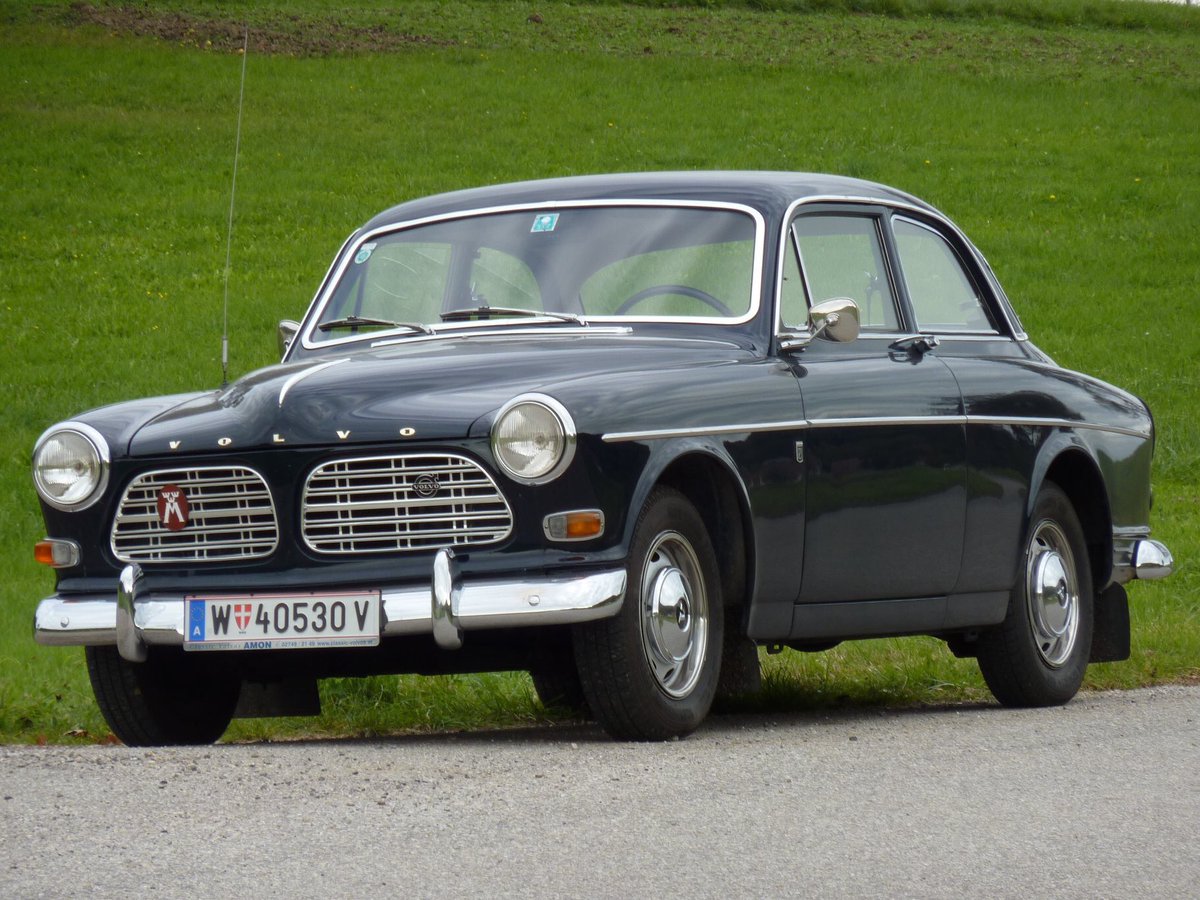 Premiere des Herrn Oberarzt

Dr. Peter Toifl ist Oberarzt in der Gefäßchirurgie im Wiener Hanusch-Krankenhaus.
Er ist zum ersten Mal bei der Ennstal-Classic dabei, mit einem Volvo 121 Amazon aus dem Jahre 1967, der mit 1780 ccm Hubraum 75 PS mitbringt.

#ennstalclassic