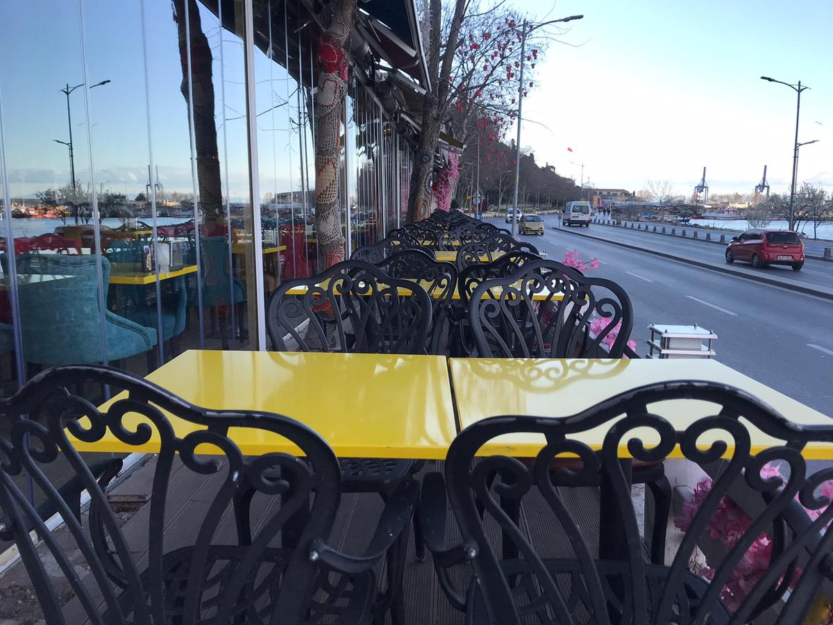 SALACAK SAHİLİNDEKİ KAFELER KEPENK KAPATTI
Özellikle sabah saatlerinde kahvaltı yapmak için akın edilen Üsküdar Salacak sahildeki kafeler de bu karar doğrultusunda kapanırken, sahilde kimsenin olmaması dikkat çekti.