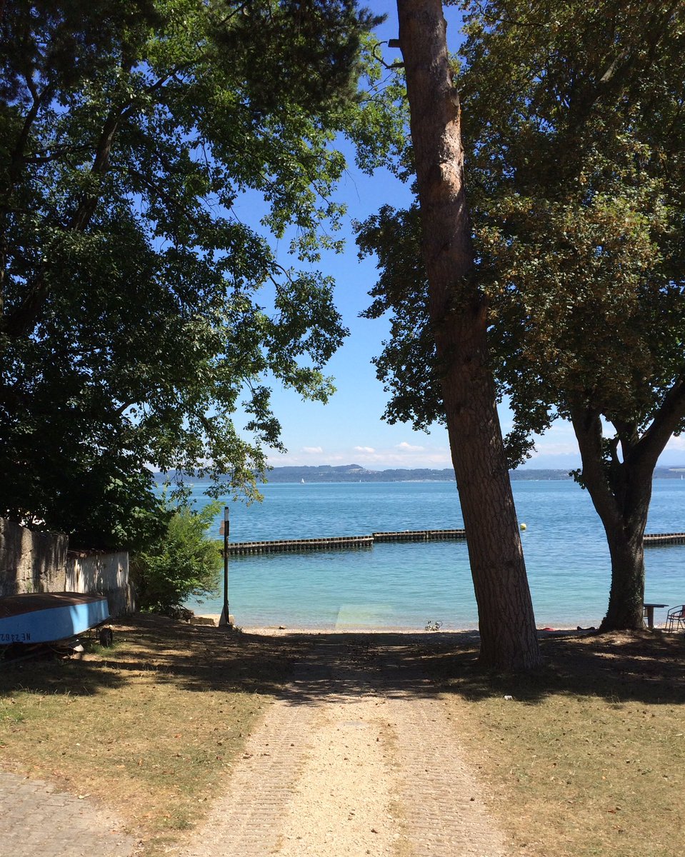 Madame_Poppins's tweet image. Oh, tu sais, je suis (si déjà) originaire des bords du plus grand lac suisse 😉 #Boudry